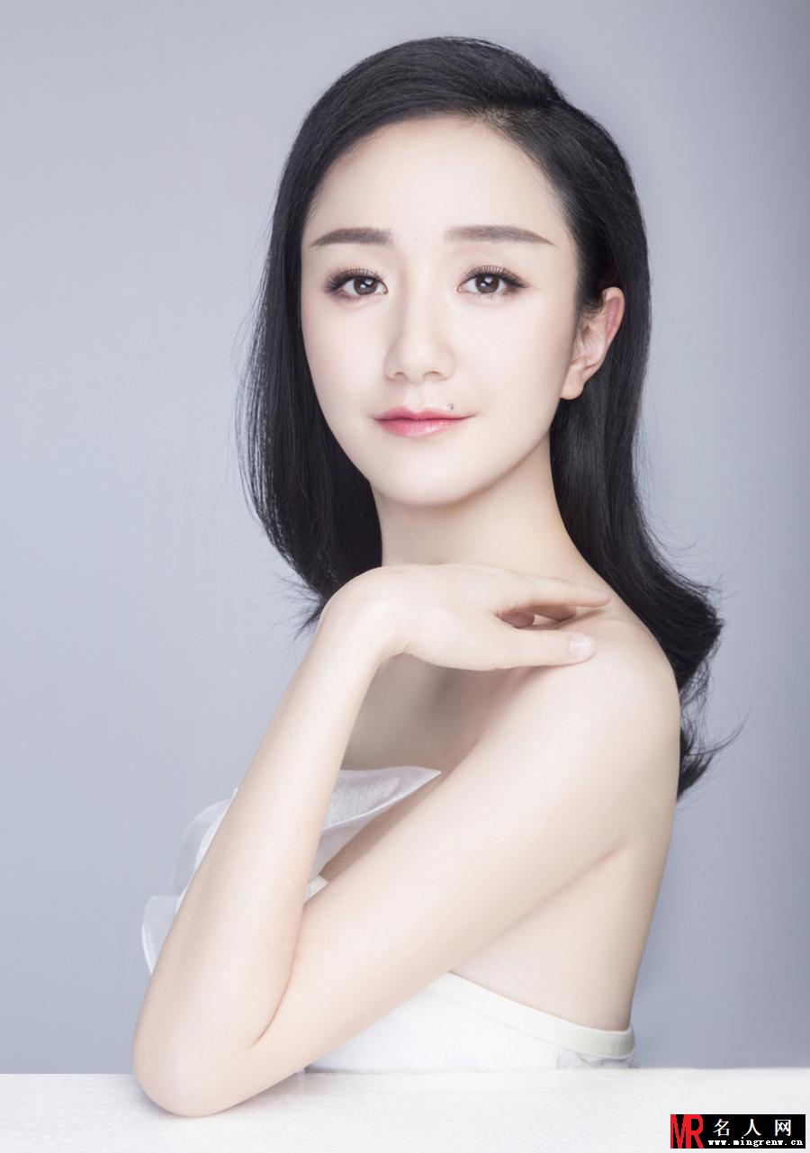 李倩纯白治愈眼神深情 仙女气质表露无疑(1)
