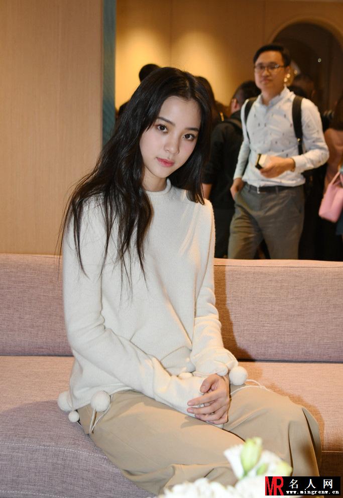 欧阳娜娜上海出席活动 毛衣配阔腿裤尽显知性美(1)