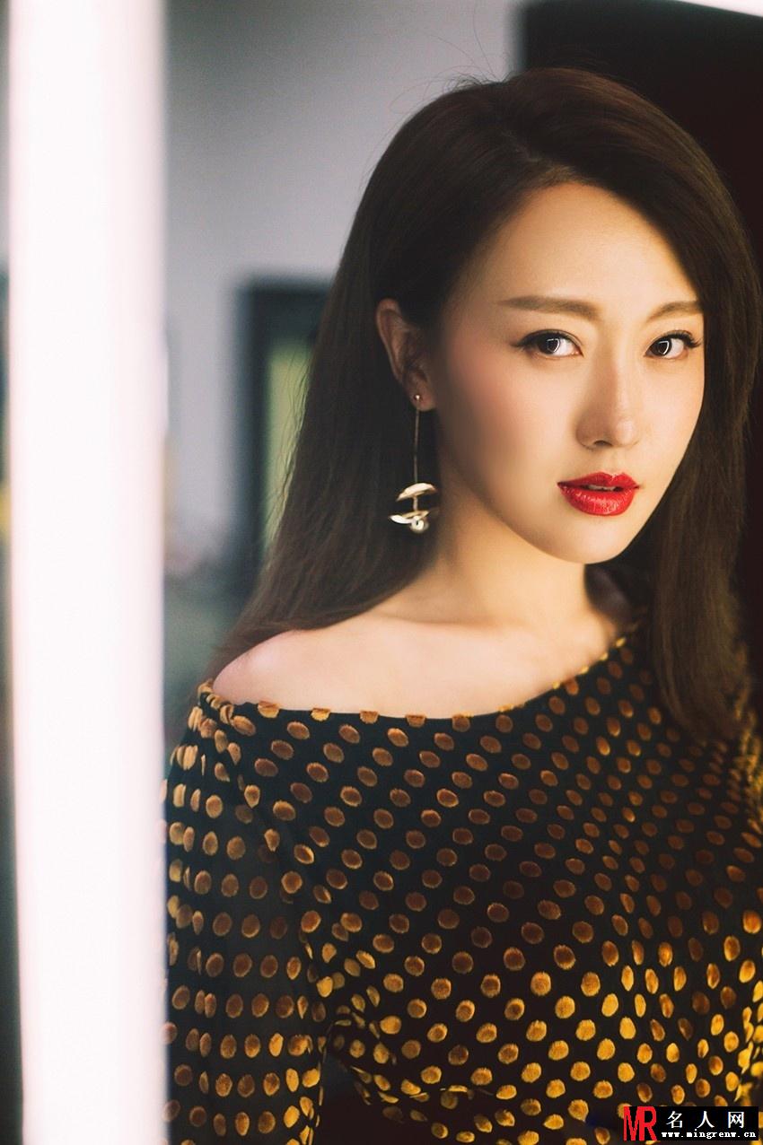 潘长江女儿小露香肩 妆容精致女神范儿十足(1)