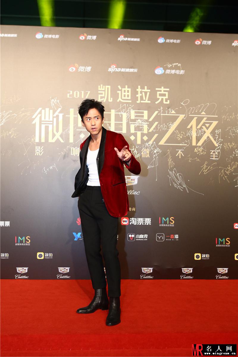 邓超亮相微博电影之夜 一身潮装雅痞时尚(1)