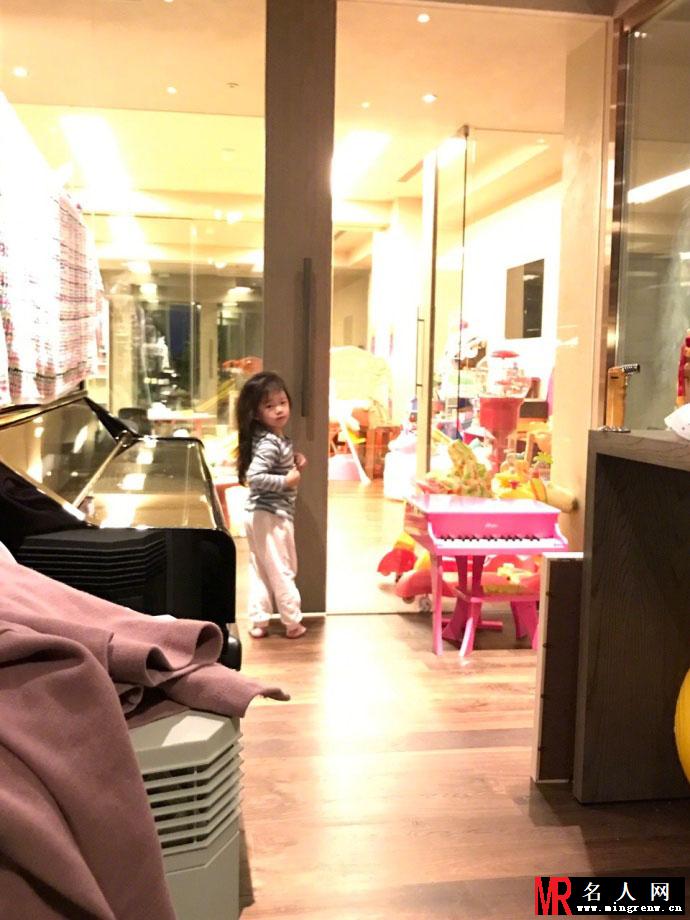 汪小菲晒出与女儿的合照 小玥儿表情多变(1)