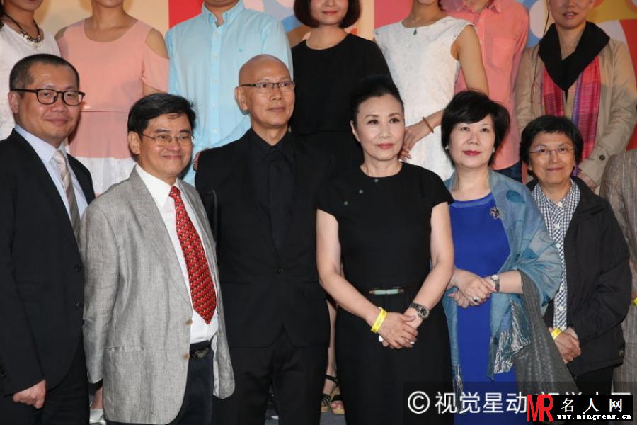 汪明荃罗家英同出席活动 自拍秀恩爱(1)