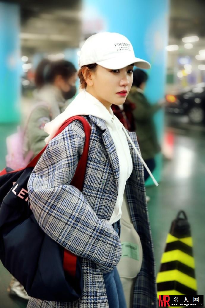 杨蓉现身北京机场 演绎潮范儿又保暖的机场look(1)