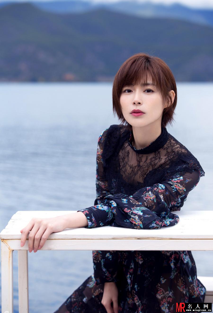卢杉身穿一袭蕾丝长裙出镜 实力诠释氧气女神(1)
