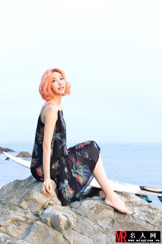 金罗娜海边拍泳装写真 展示完美性感身材(1)
