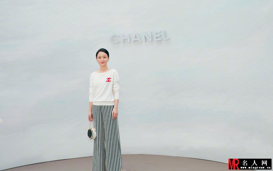 周迅现身巴黎看秀 举手投足间尽显优雅知性(1)