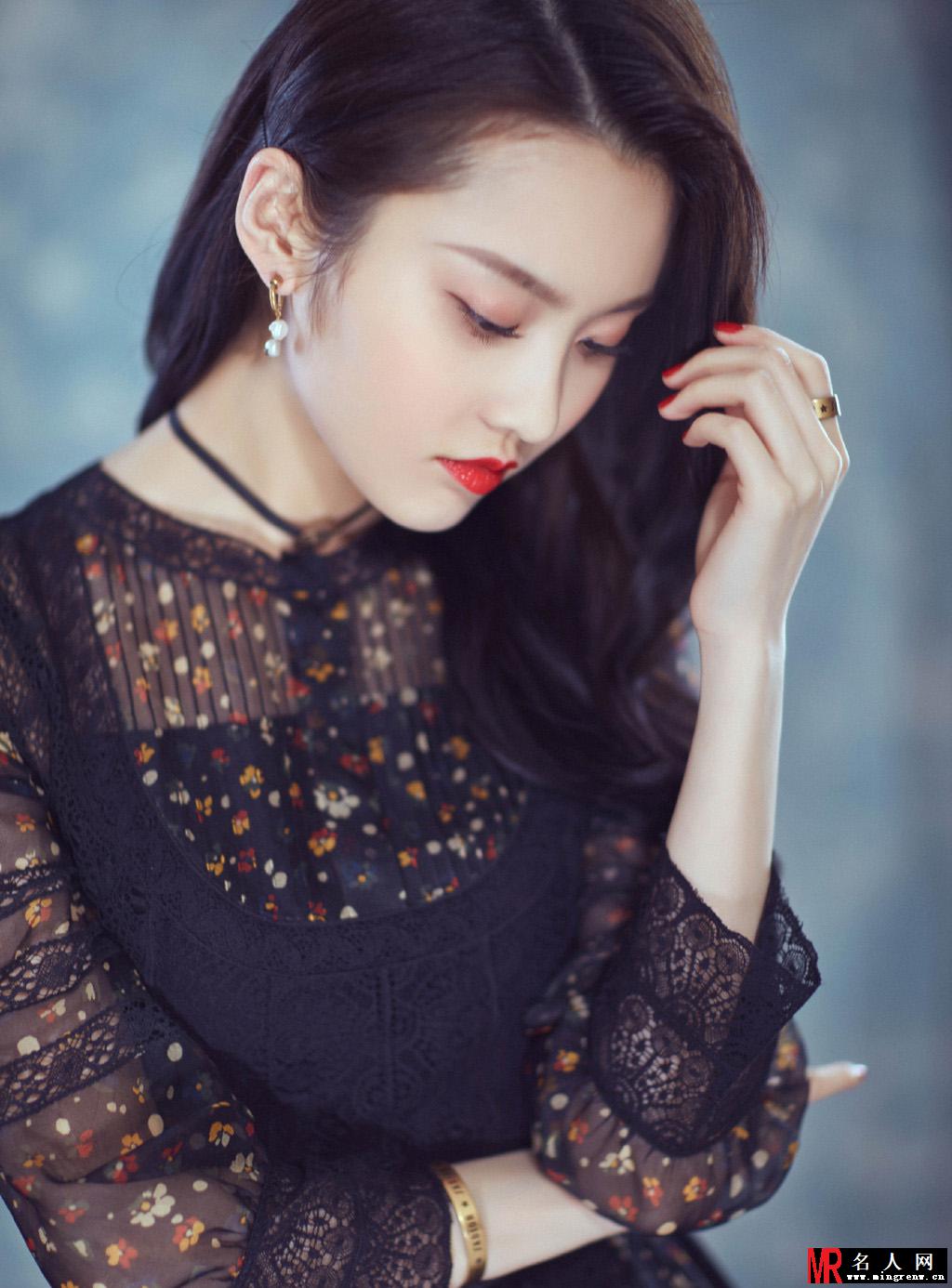 张慧雯亮相活动 一袭碎花长裙配烈焰红唇略显性感(1)
