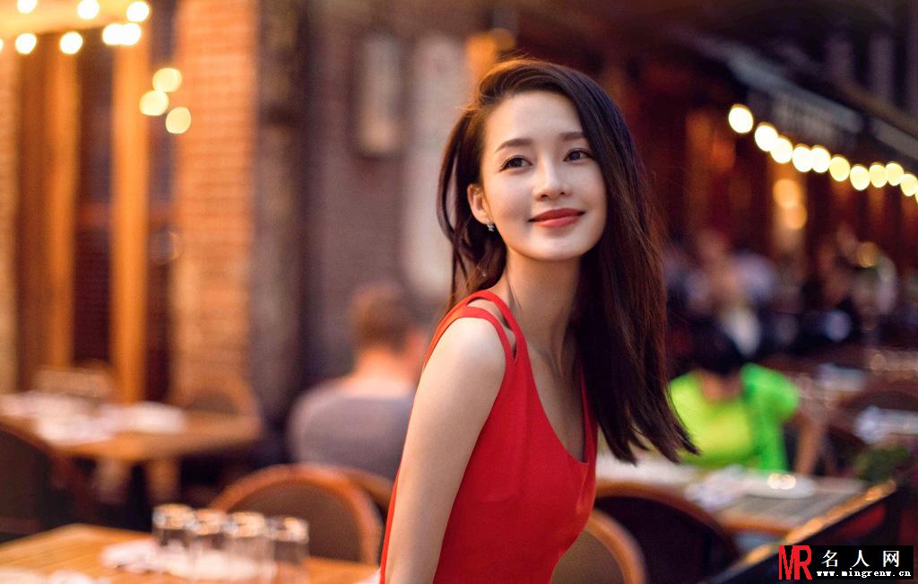 李沁甜美街拍 红色连衣裙衬雪白肌肤侧身回眸撩人心弦(1)