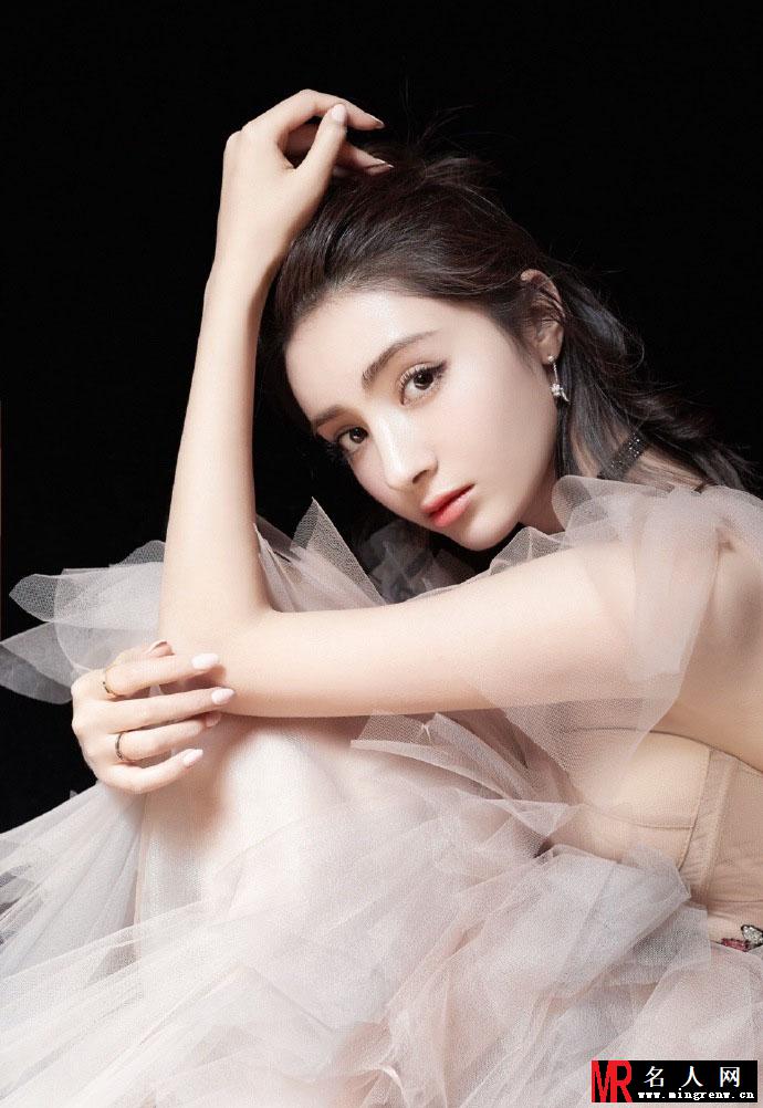 麦迪娜绝美写真曝光 身着薄纱礼服仙气十足(1)