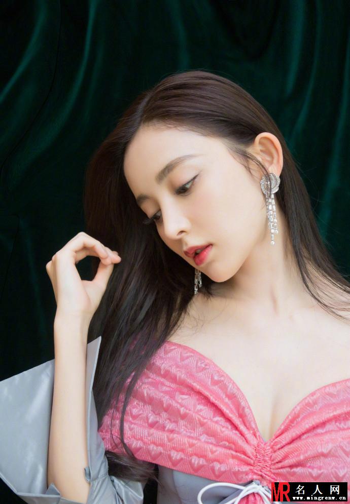古力娜扎身穿粉裙出席某时尚活动 妩媚撩发秀美胸(1)