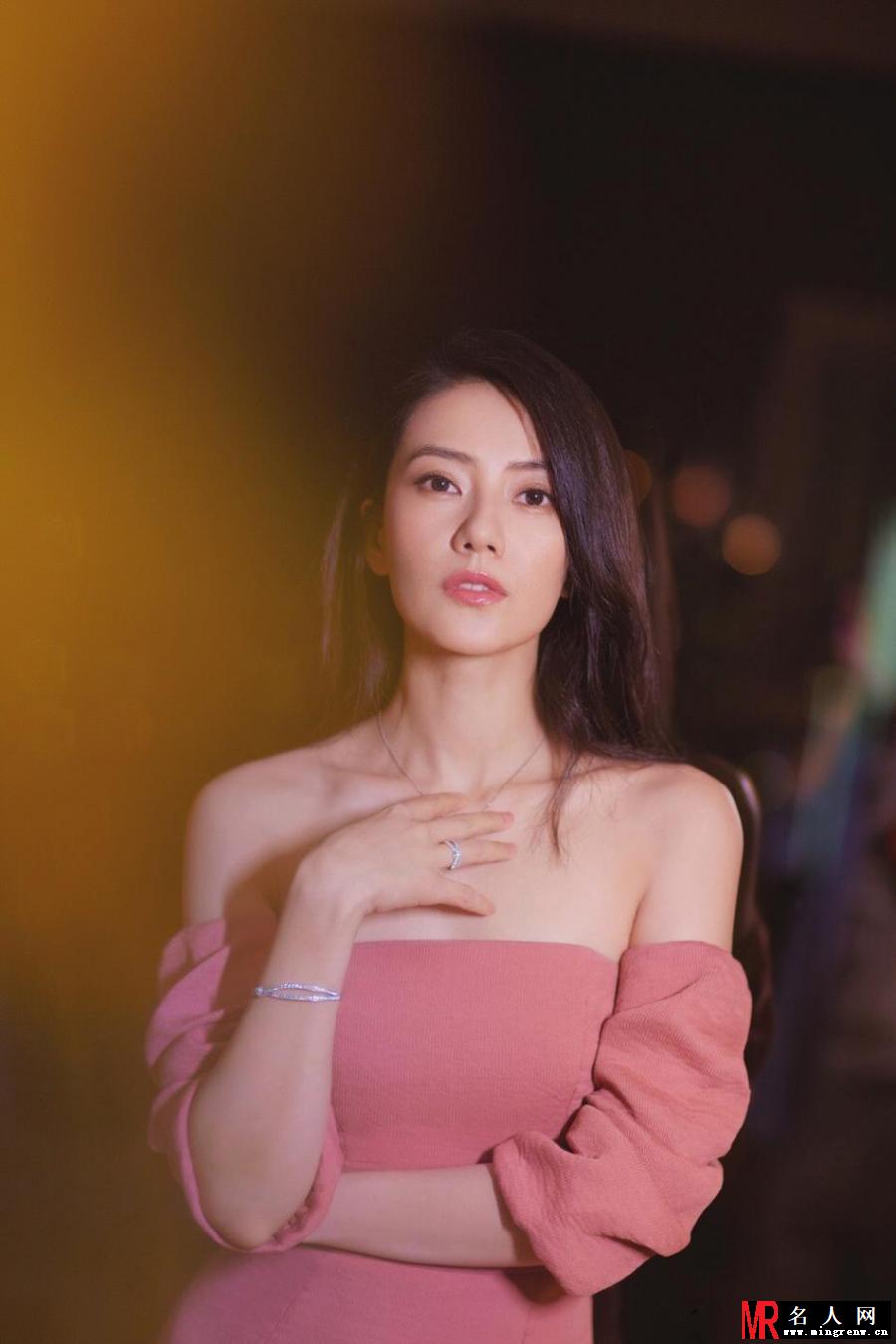 高圆圆工作室美照 粉红佳人如沐春风(1)