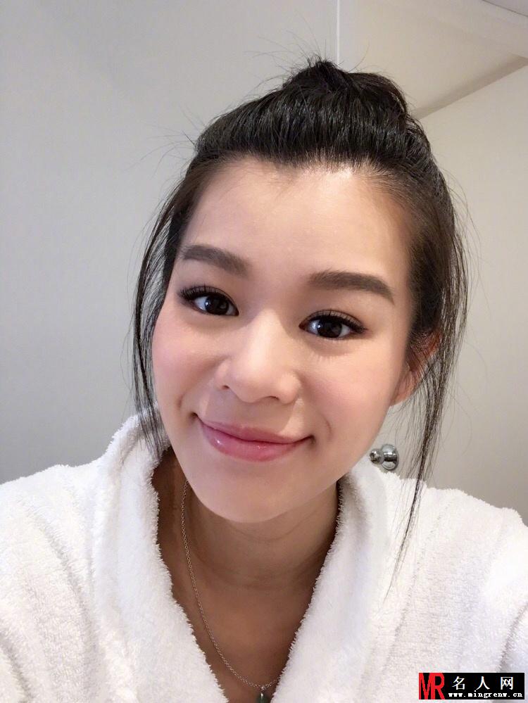 准辣妈胡杏儿晒美照 修身长裙尽情秀曲线(1)