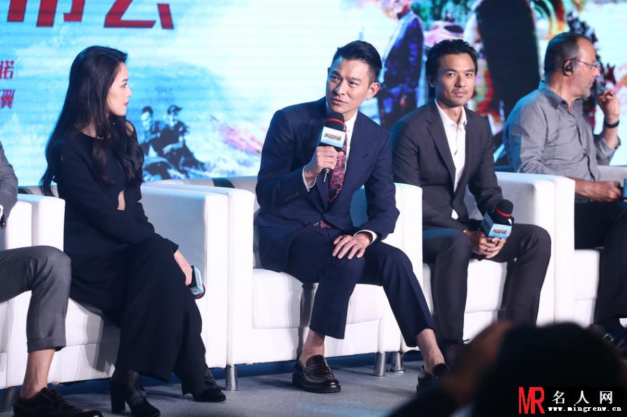 刘德华伤后复出小跑登台 蹦蹦跳跳喊话“我很好”(1)