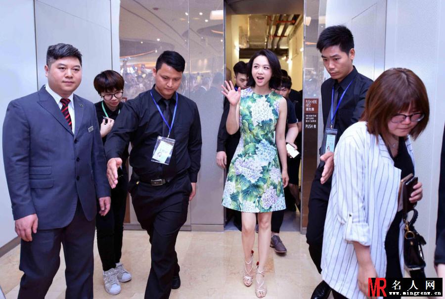 汤唯优雅亮相品牌活动 身材纤细凹凸有致(1)