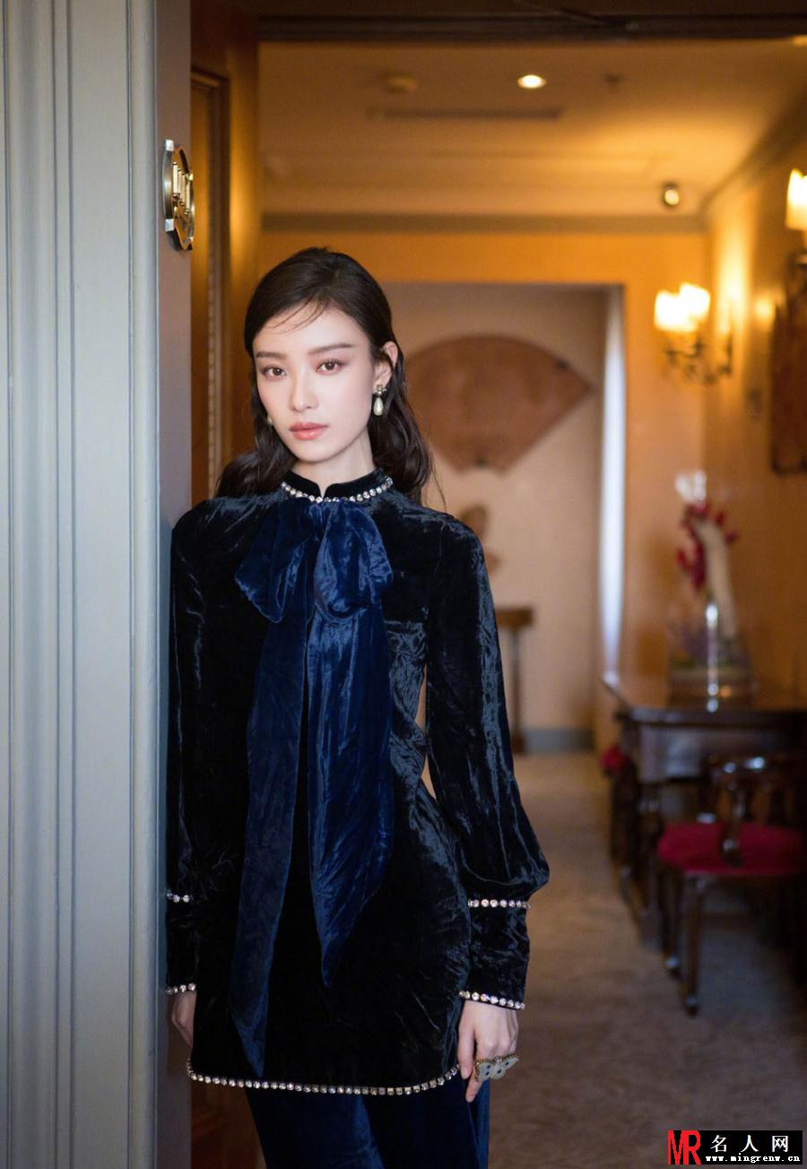 倪妮肤若凝脂笑靥如花 着蓝丝绒礼服优雅纯净(1)