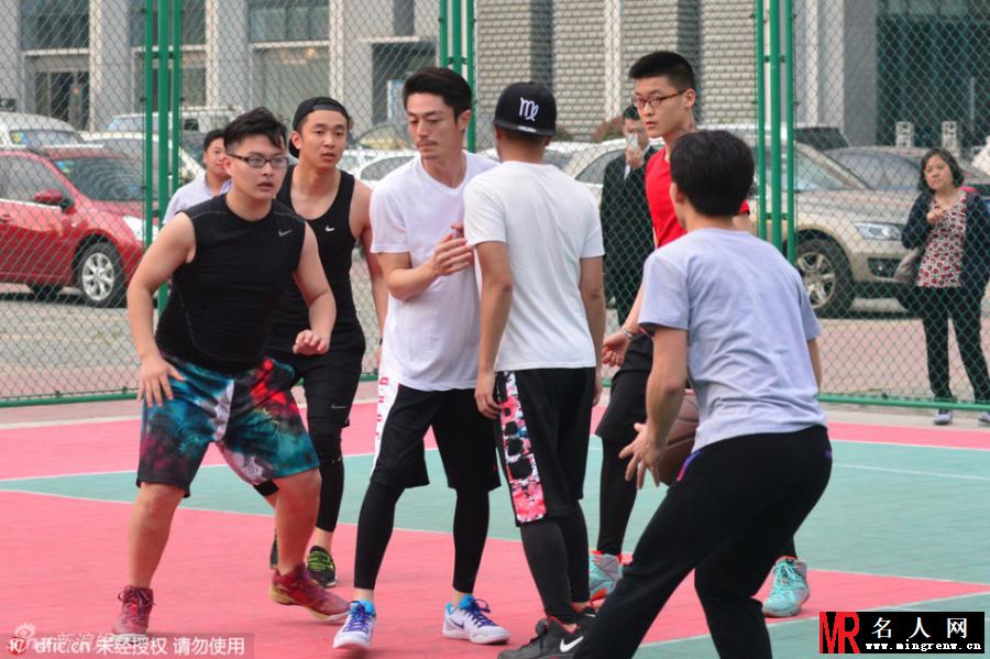 霍建华球场大秀球技与粉丝同乐(1)