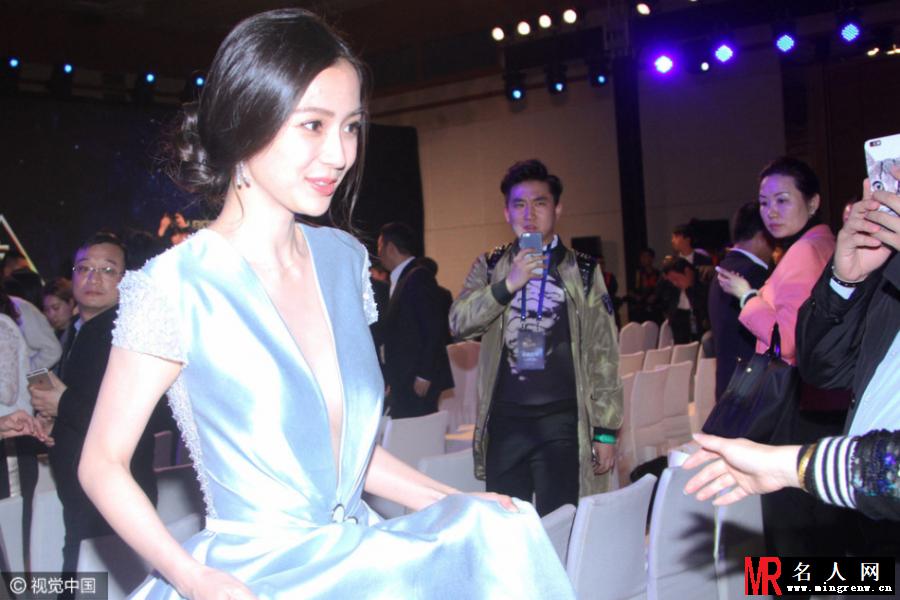杨颖出席酒店活动 深V长裙引众人围观(1)