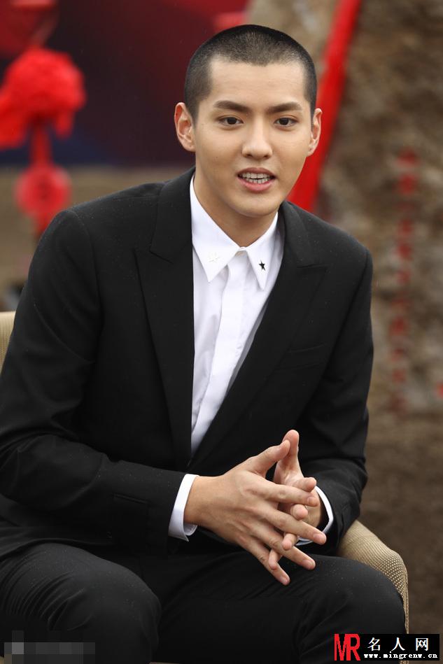 吴亦凡现身电影公社 军装LOOK帅呆(1)