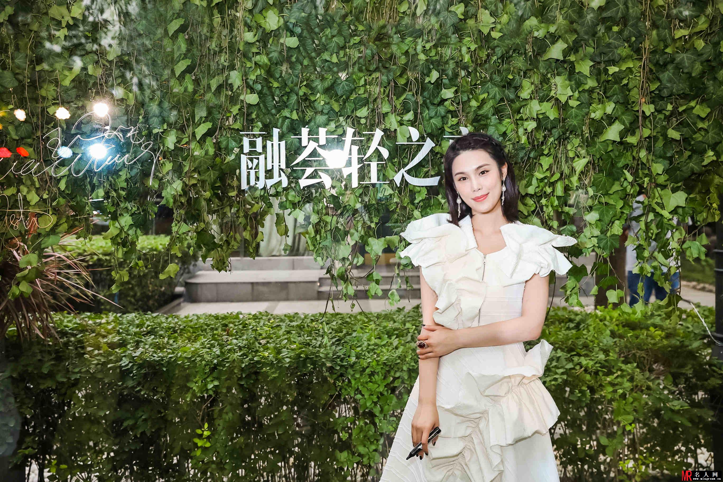 韩丹彤出席费加罗晚宴 白色裙装诠释时尚仙度(1)