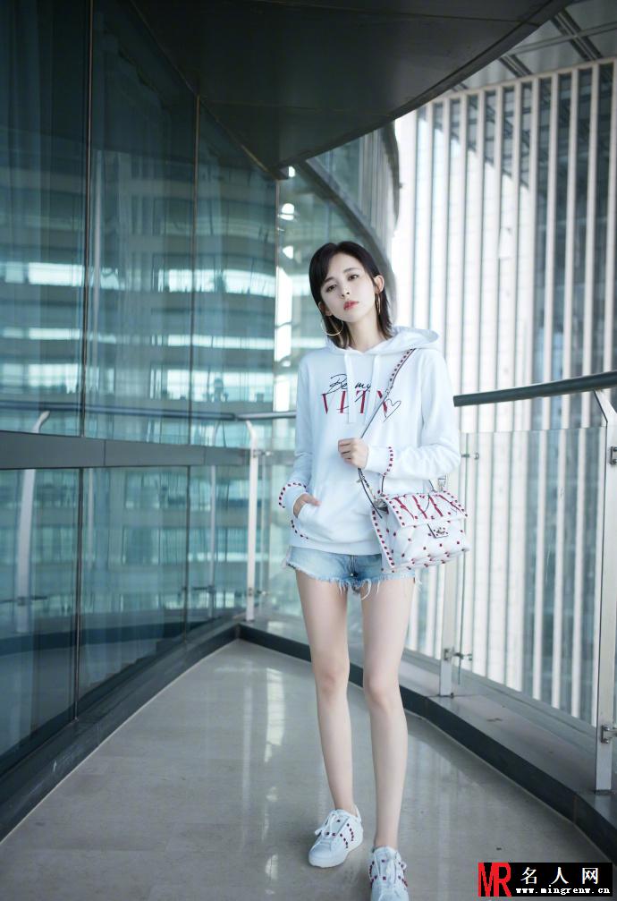 娜扎示范夏季清爽穿搭 少女元气感十足(1)
