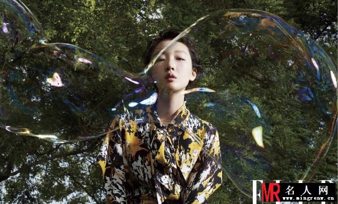 周冬雨夏日时尚写真 彩色搭配格纹少女感爆棚(1)