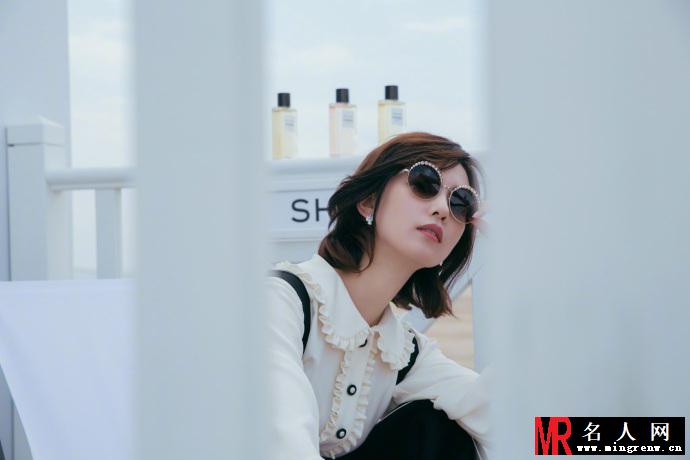 刘诗诗身穿纯白套装漫步花丛中 诠释人比花娇(1)