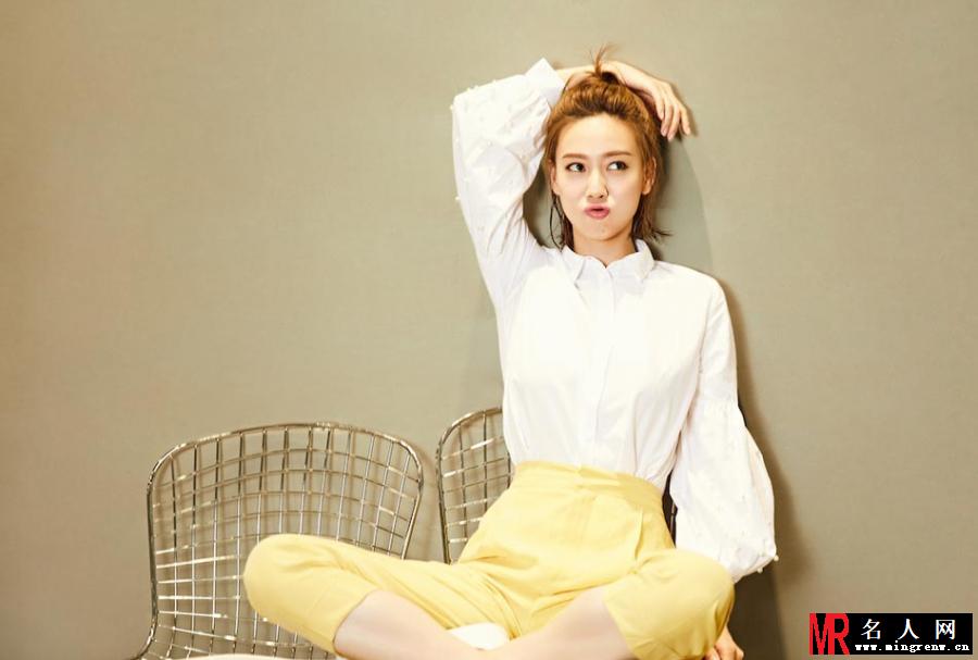 张雅蓓打造早秋清新look 表情灵动女人味十足(1)