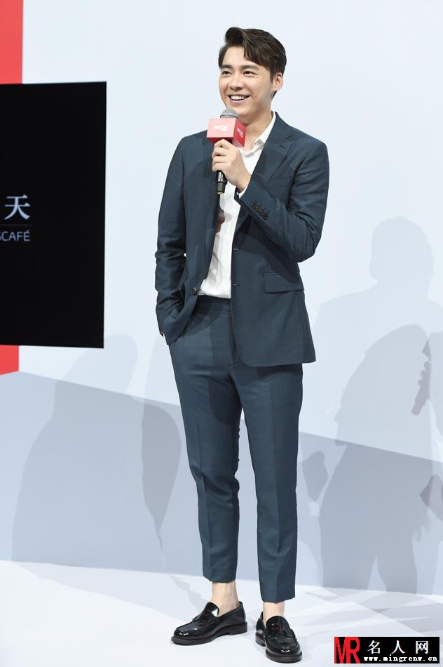 李易峰西装出席活动 亲手制作咖啡尽显暖男范儿(1)