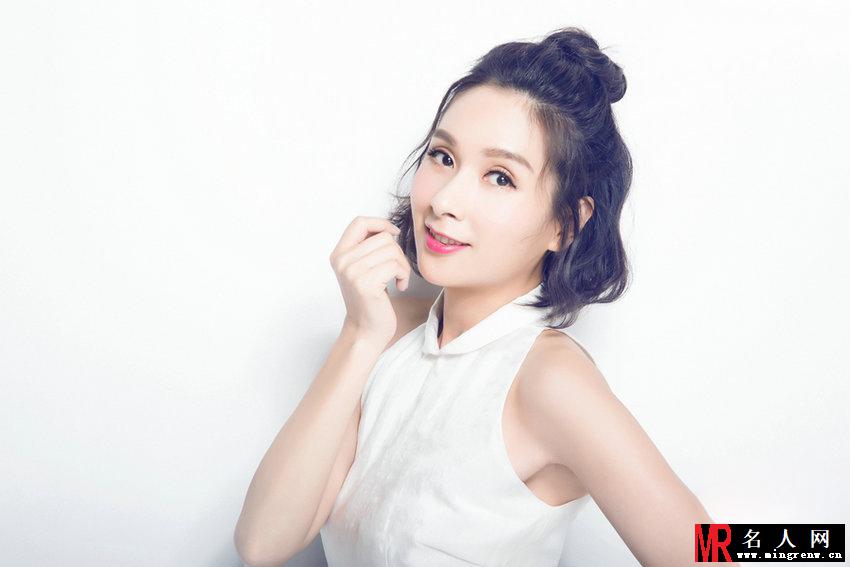 杨恭如初秋休闲大片 甜美微笑俏皮可爱(1)