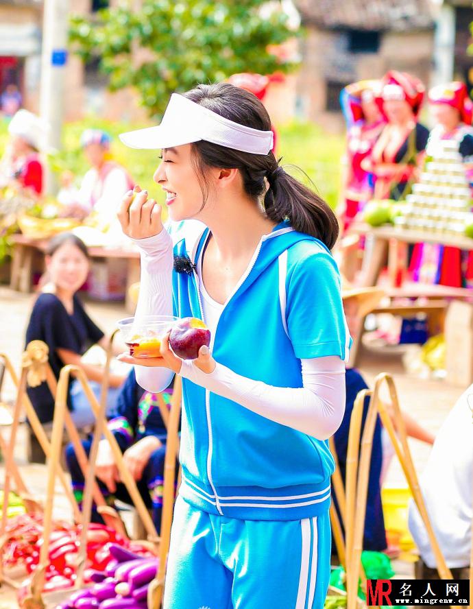 宋茜手提公鸡大口吃美食 很女汉子又接地气！(1)