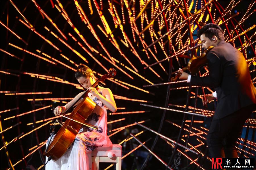 2017微博电影之夜现场 欧阳娜娜大提琴演奏“爱乐之城主题曲”(1)