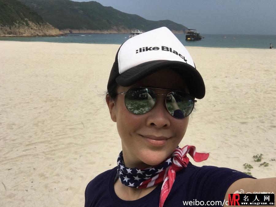 刘嘉玲晒出游照片 漫步海边拥抱大自然(1)