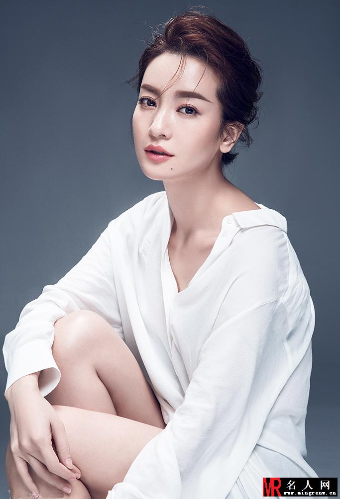 李晟一袭白衬衫化身“暖心女神”(1)