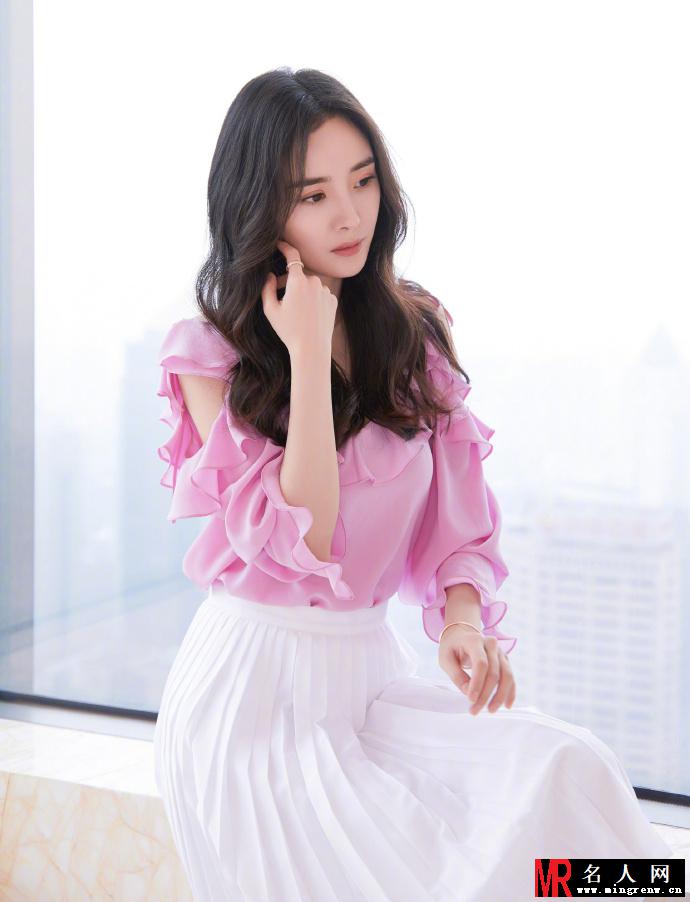 杨幂现身粉嫩娇俏 少女感十足(1)