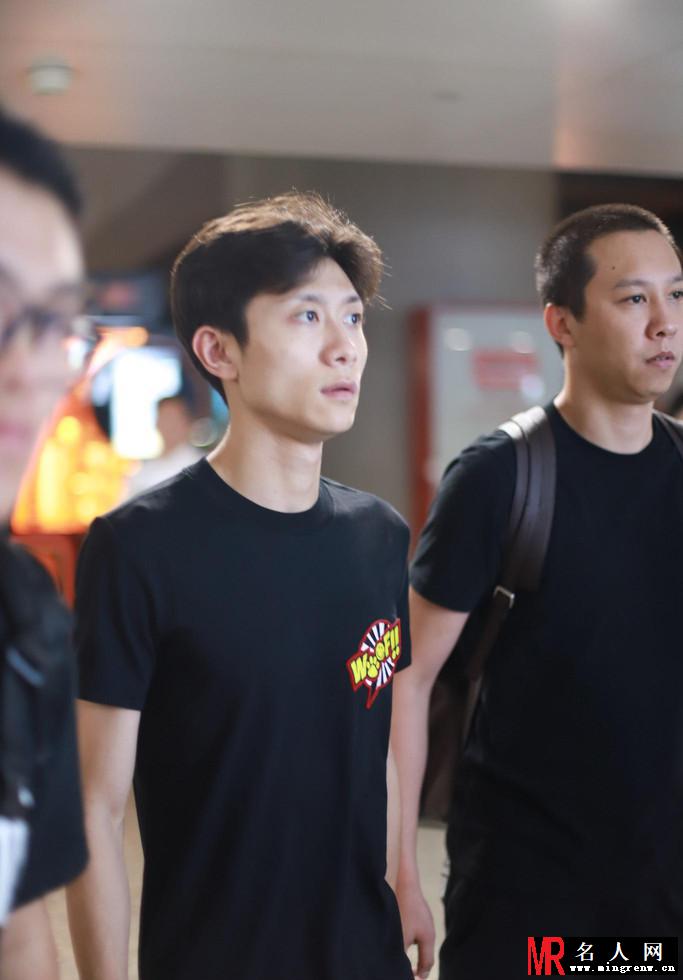 张一山现身机场走路带风 发现被记者拍小眼神亮了(1)