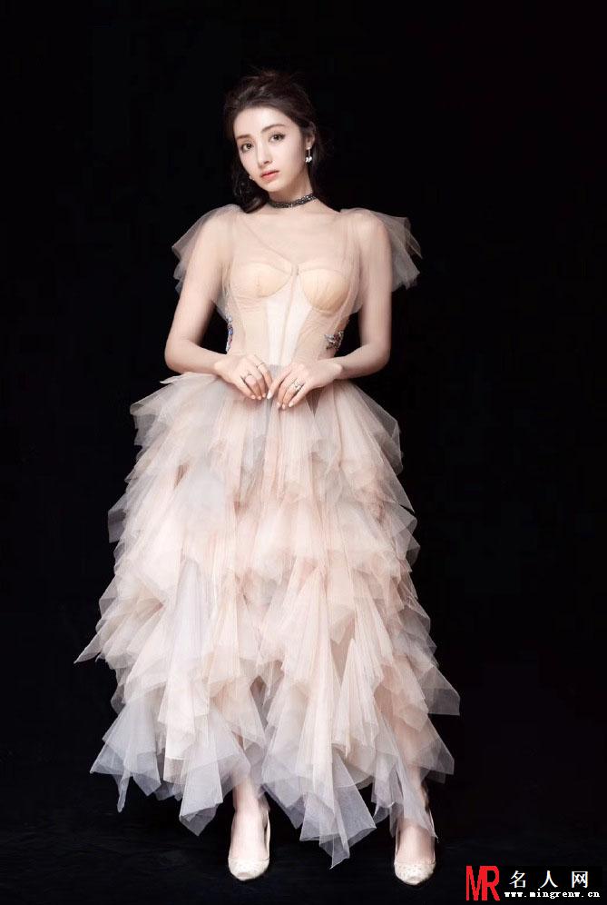 麦迪娜绝美写真曝光 身着薄纱礼服仙气十足(1)