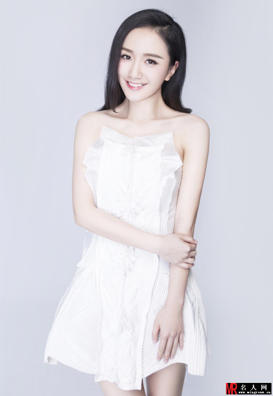 李倩纯白治愈眼神深情 仙女气质表露无疑(1)