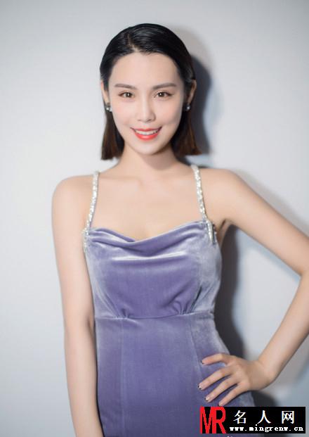 韩丹彤低胸礼服亮相活动 整个人优雅又不做作(1)