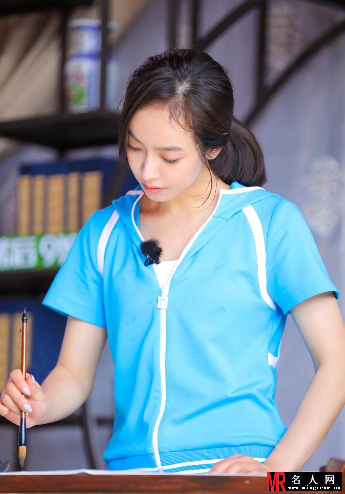 宋茜手提公鸡大口吃美食 很女汉子又接地气！(1)