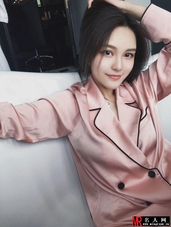 罗志祥女友家居自拍 坐卧浴缸表情天真可爱(1)