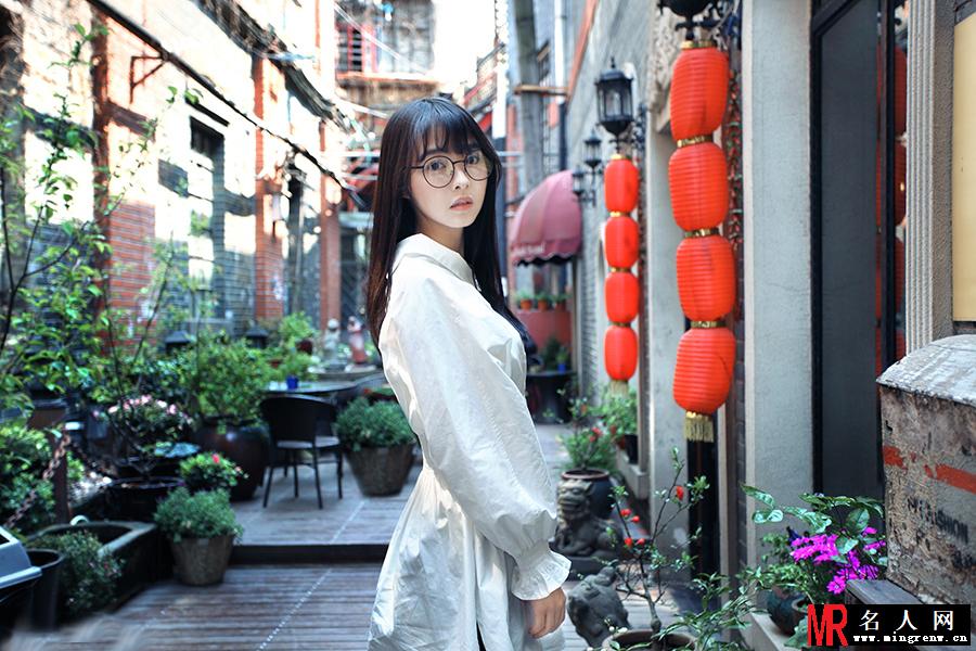 余心恬户外写真 衣着淡雅文艺气息十足(1)