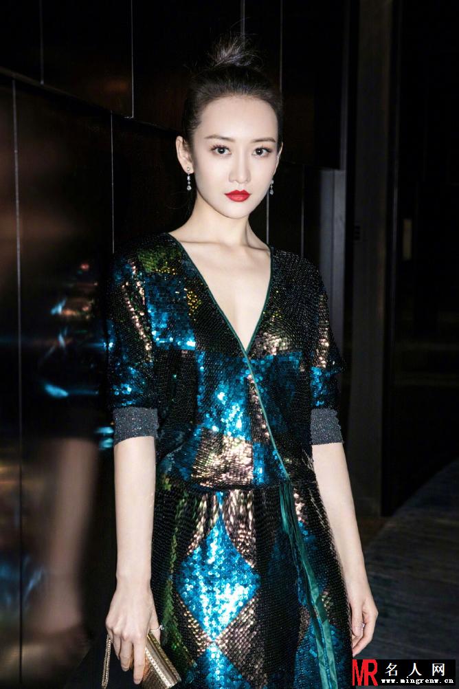 王鸥一袭深V礼服出席活动 烈焰红唇优雅性感(1)
