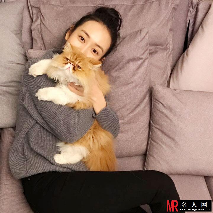 王鸥生活照曝光 撒娇卖萌展厨艺(1)