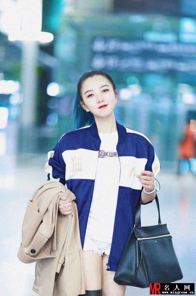 何洁现身上海机场 秀大长腿显瘦(1)