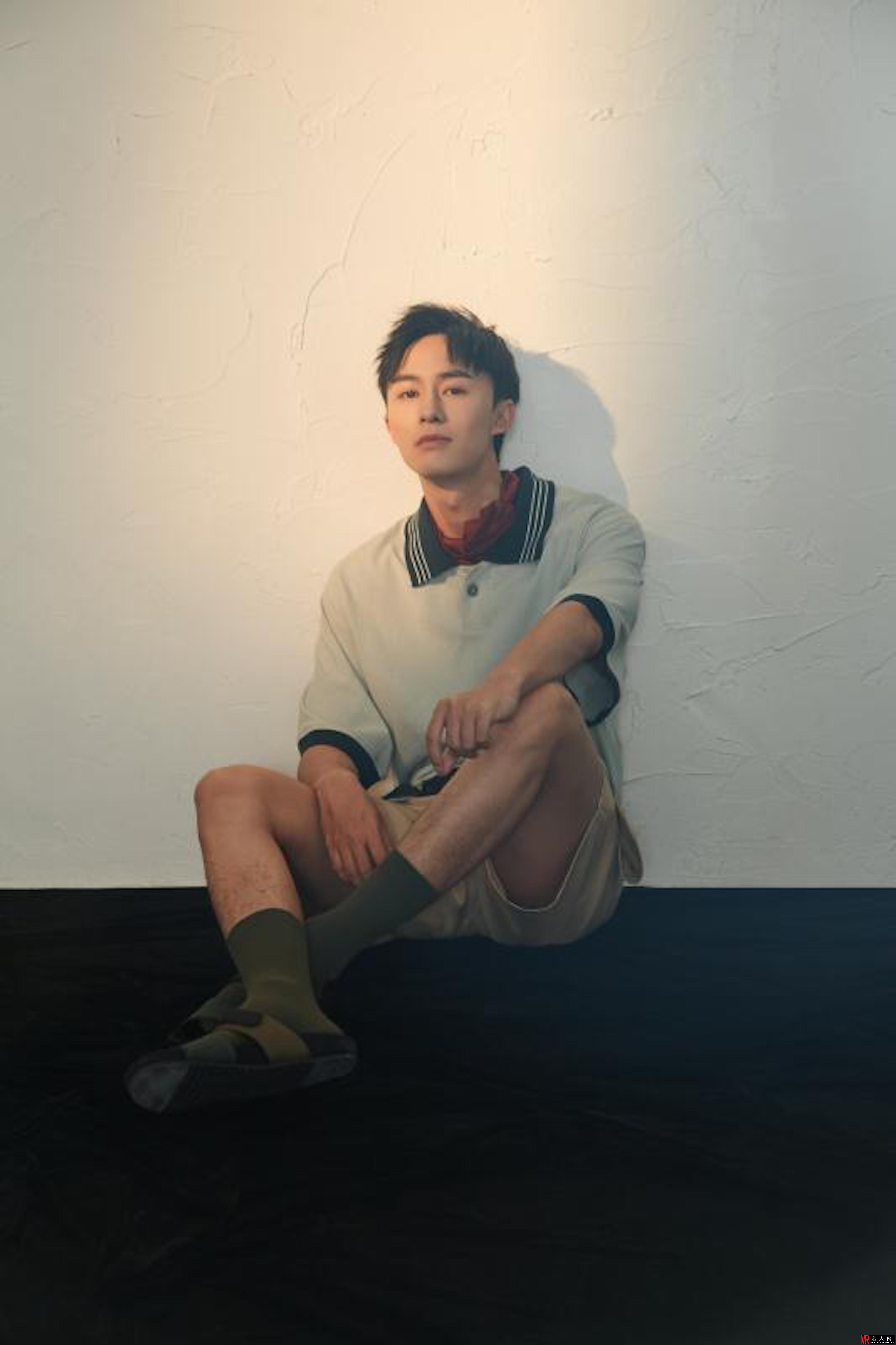 黑白之间切换自如 付嘉写真诠释年轻态度(1)