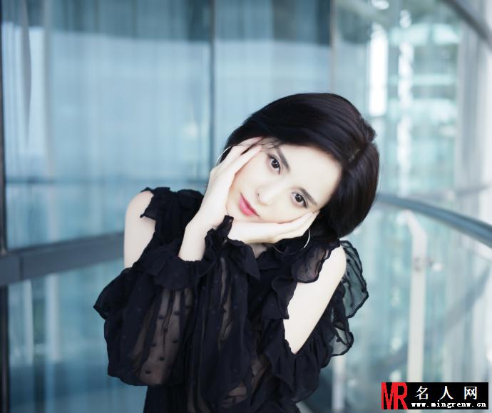 娜扎穿黑色露美背 双手托腮萌萌哒(1)