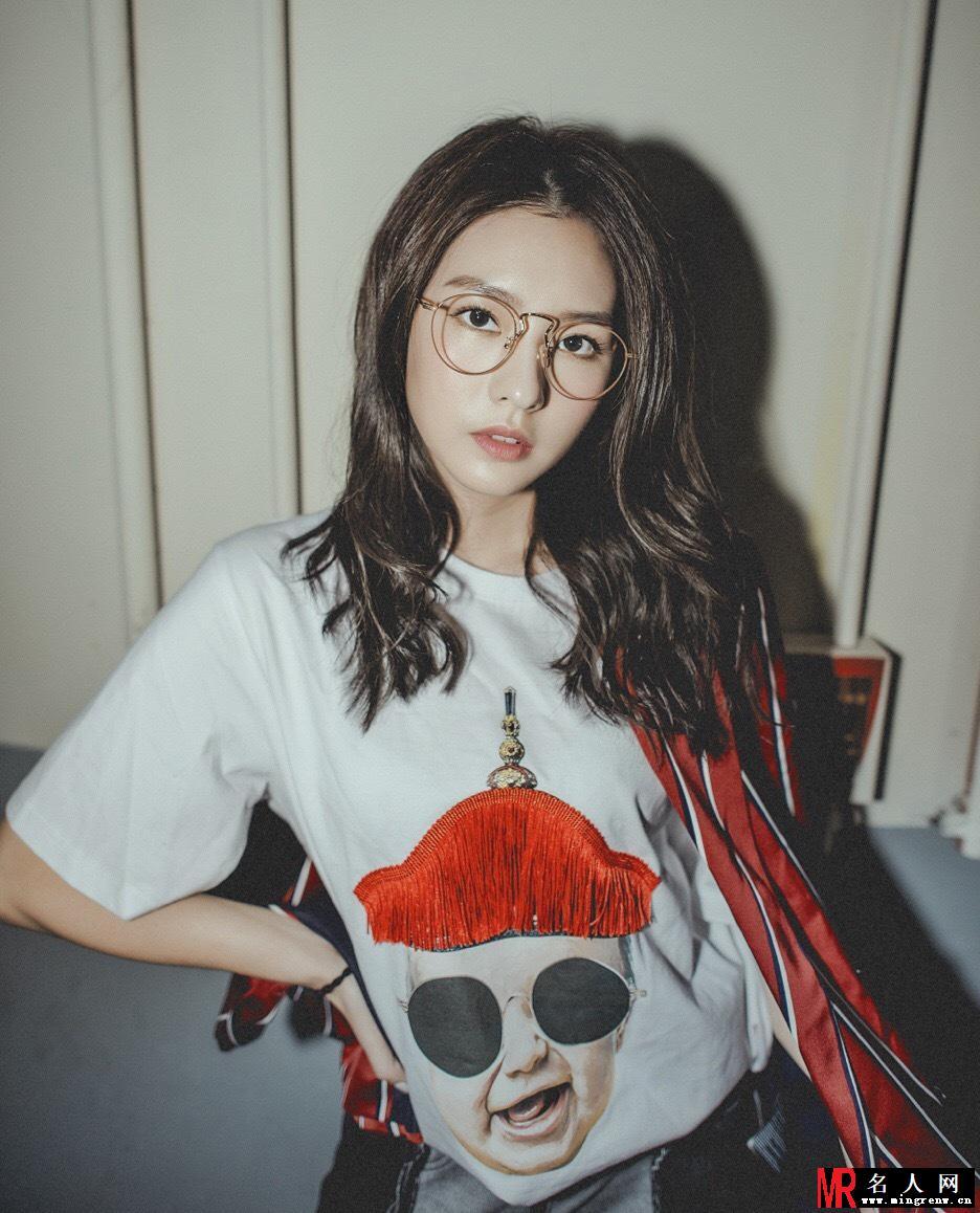 陈语安精彩演绎红黑撞色feel  彰显极致摩登潮范儿(1)