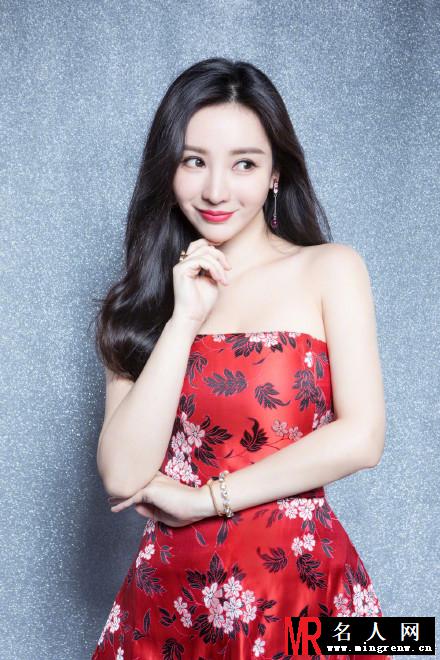 柳岩中国风抹胸短裙写真曝光  香肩美腿性感迷人(1)