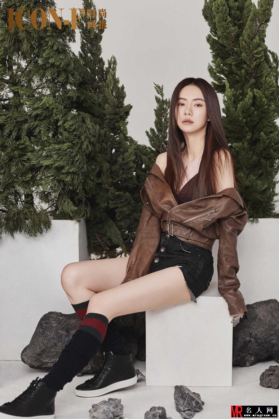 戚薇复古风时尚大片曝光 高冷不失女人味(1)