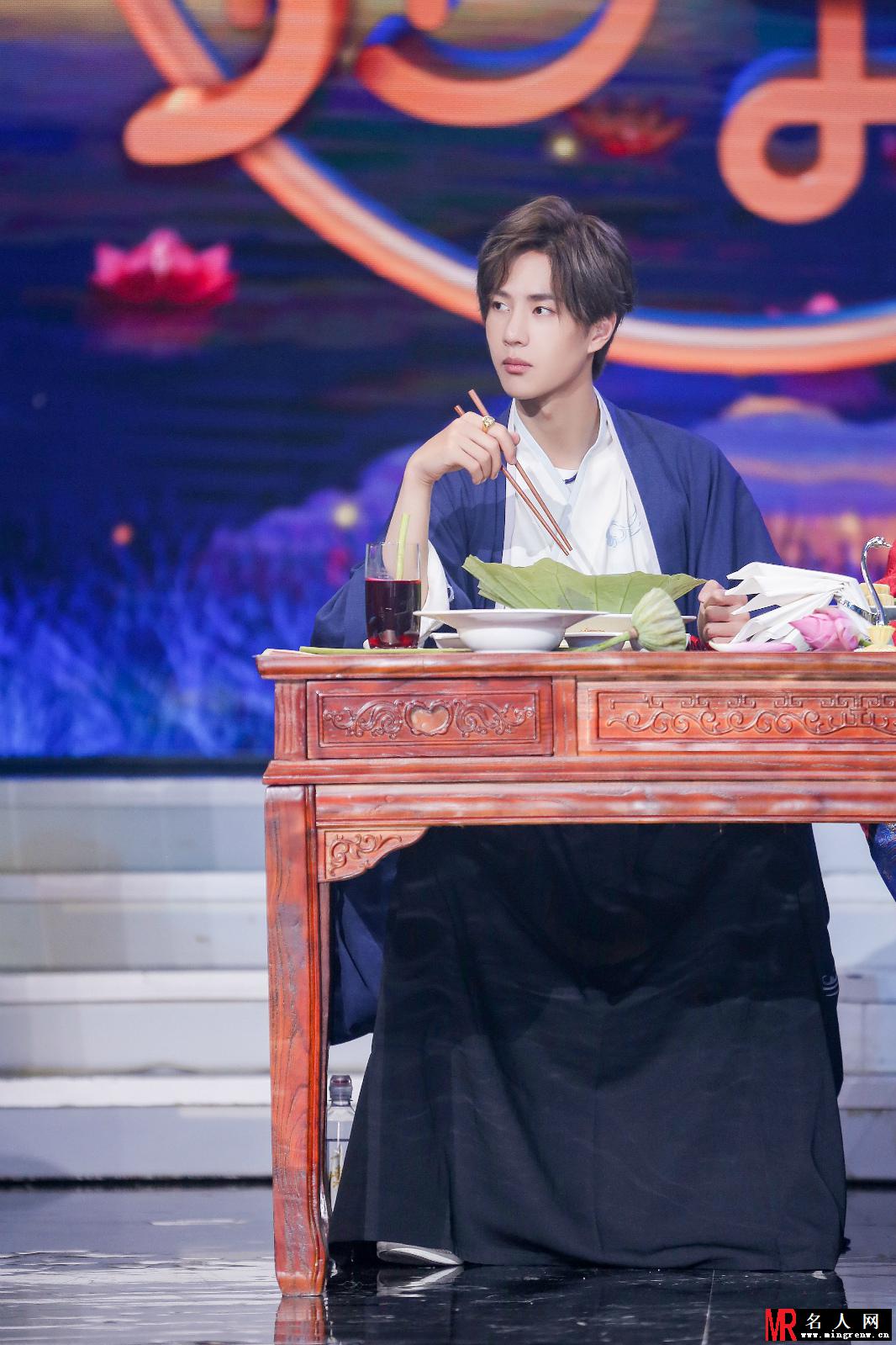 王一博《天天向上》古装舞扇 汉服少年扬袂蹁跹(1)